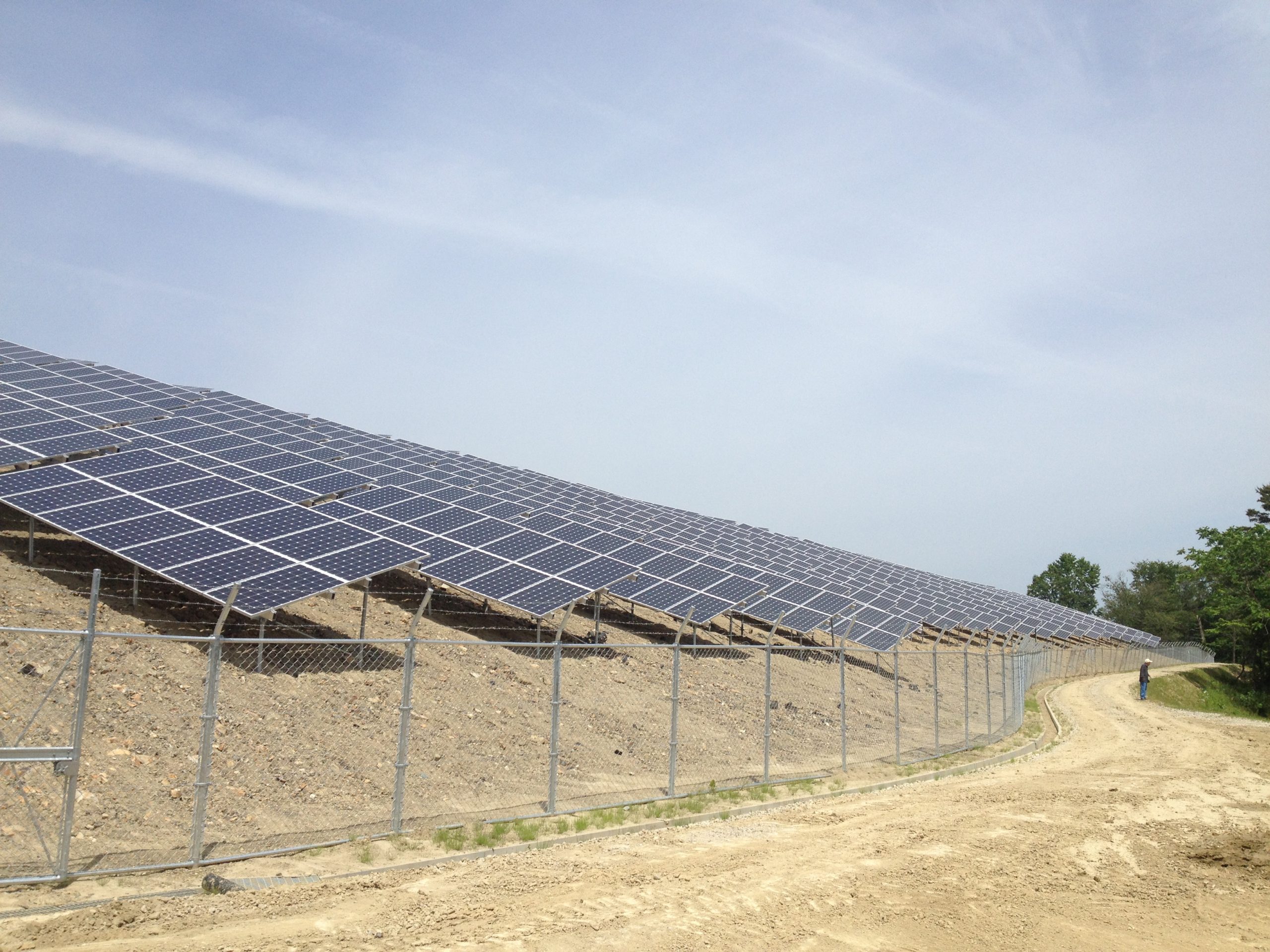 KJC 傾斜地設置 2.2MW 太陽光発電所